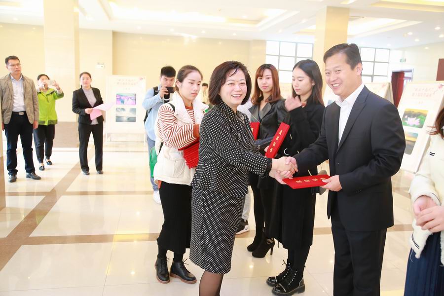 1510024334354052.jpg 主席为三等奖颁奖(上传).jpg