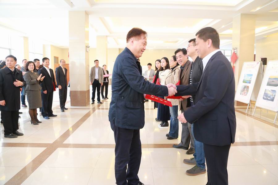 1510024497883789.jpg 孙总为二等奖颁奖(上传).jpg