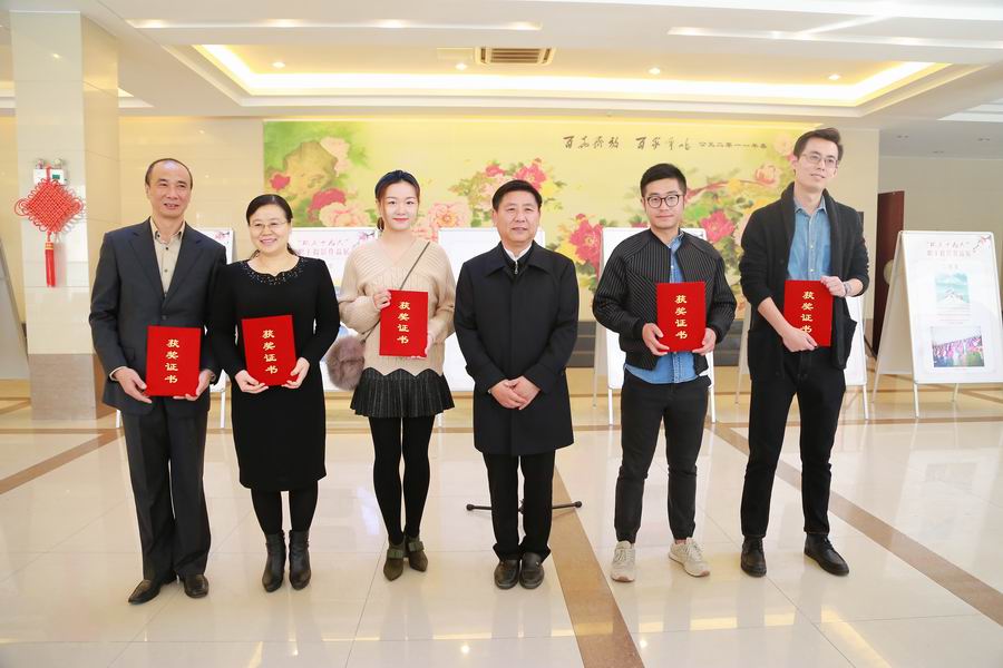 1510024525703910.jpg 董事长为一等奖颁奖(上传).jpg