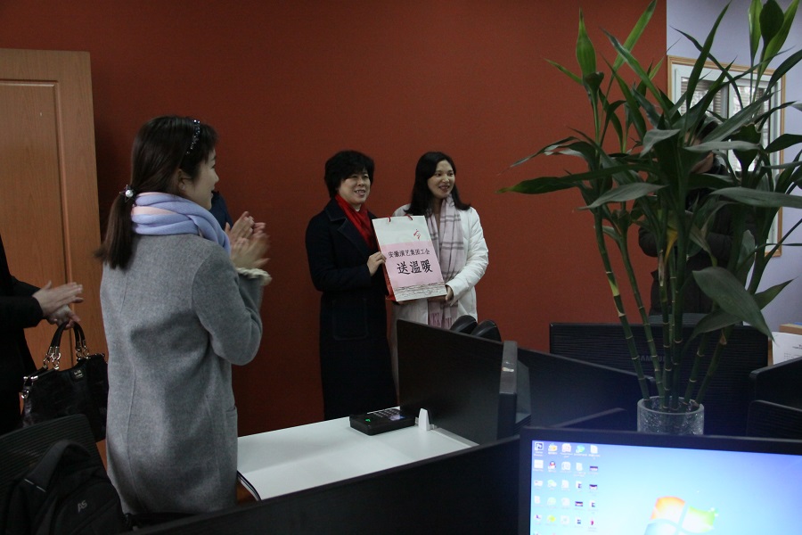 1518339742218715.jpg 7.李总在演出总公司慰问.jpg