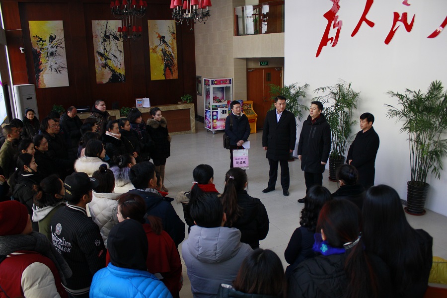 1518339803125300.jpg 9.蒋建国在省话剧院慰问.jpg